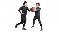 Entraînement avec le médecine-ball – Avec un partenaire: Stabilisation du tronc/Passes à hauteur de poitrine