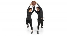 Entraînement avec le médecine-ball – Avec un partenaire: Inclinaison latérale/Flexions de genoux