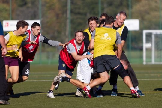 Photo: des enseignants jouent au rugby.