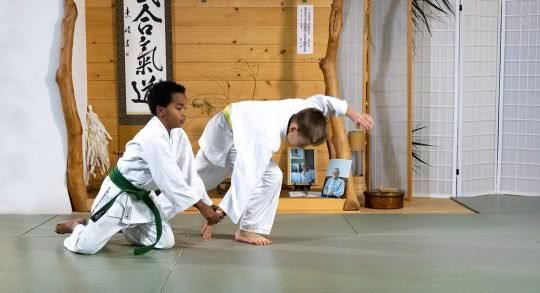 Due ragazzi mentre fanno un esercizio di aikido.