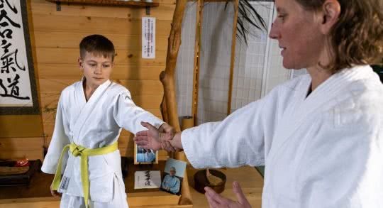 Ai Dori: Griff am Handgelenk mit gleichseitiger Hand.