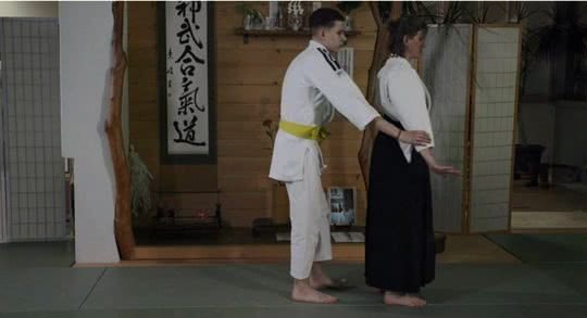 Ushiro Rio Katate Dori – Griff an beiden Handgelenken mit beiden Händen von hinten