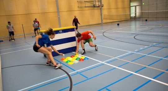 Athletinnen und Athleten beim Spiel.