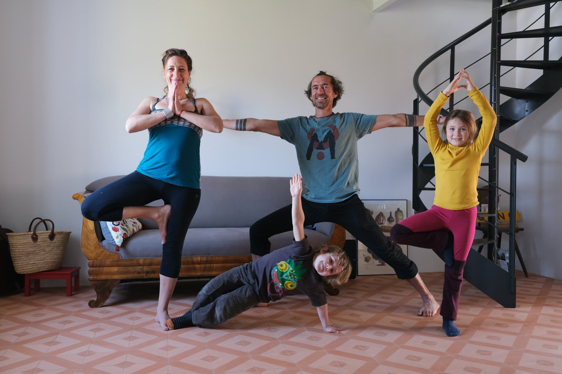 Familie bei verschiedenen Yoga-Stellungen.