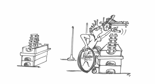 Une personne en fauteuil roulant dépose un morceau en bois sur une tour formé d'autres morceaux.