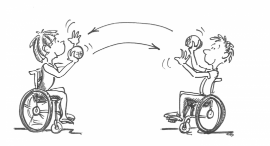 Deux personnes en fauteuil roulant se font des passes avec deux balles.