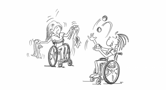 Deux personnes en fauteuil roulant jongle avec divers objets.
