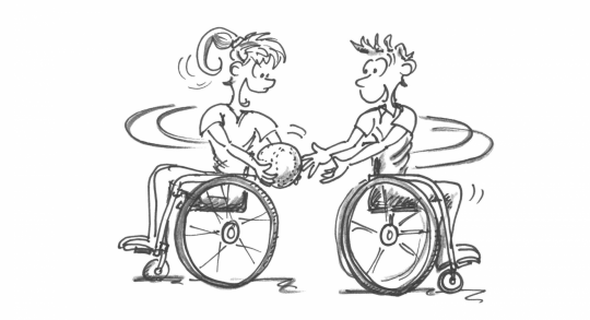 Deux personnes en fauteuil roulant se transmettent des deux mains un ballon de basketball.