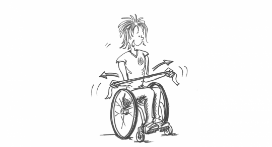 Une personne en fauteuil roulant avec une élestique tenu dans les mains écarte les bras.