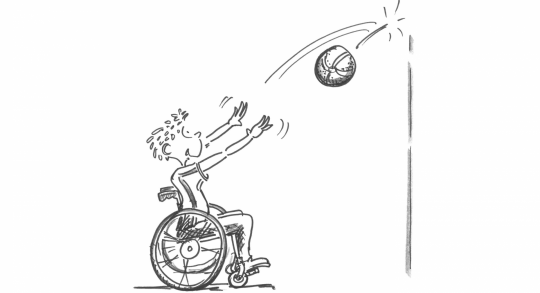 Une personne en fauteuil roulant lance un ballon de basketball contre un mur.
