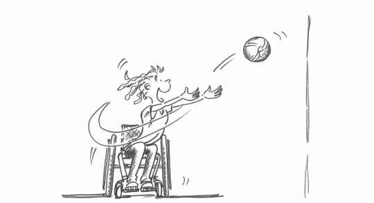 Une personne en fauteuil roulant lance un ballon contre un mur en position latérale.