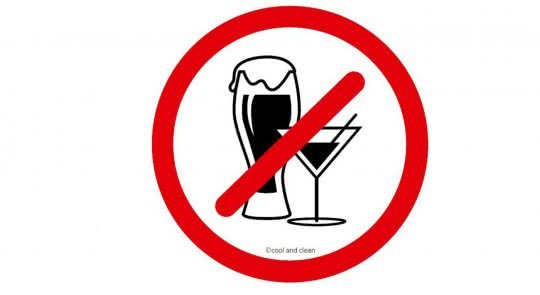 Ein Verbotsbild mit Alkoholgläsern. 