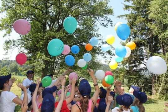 Schülerinnen und Schüler spielen mit Luftballonen