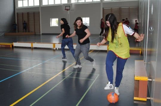 Tre ragazze durante un gioco con la palla