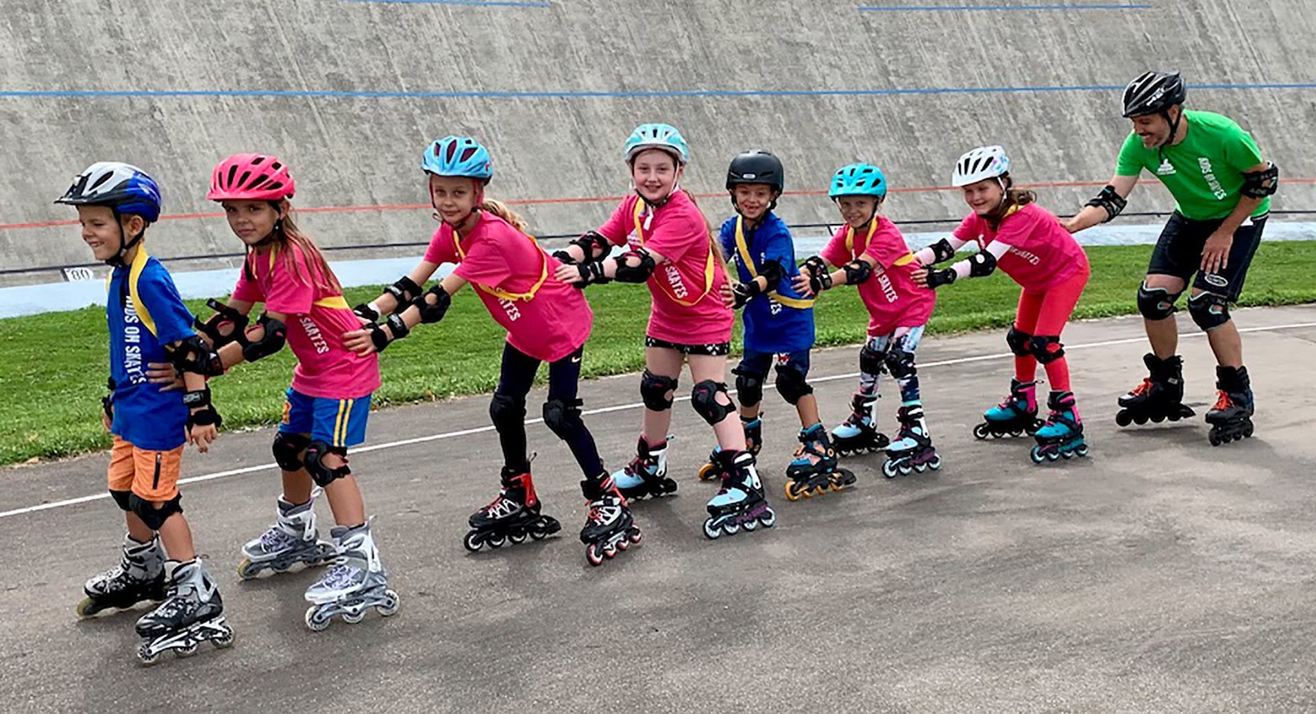 Kinder in einer Reihe auf Inline-Skates
