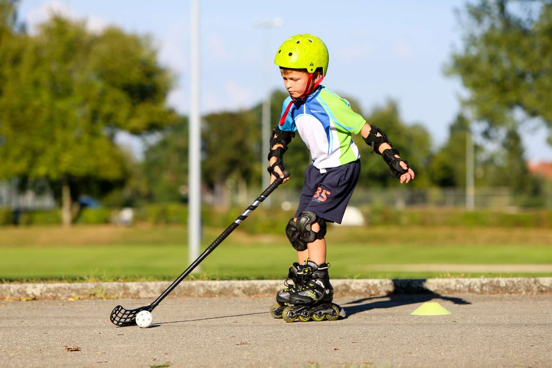 Un ragazzino gioca a Inline-Hockey