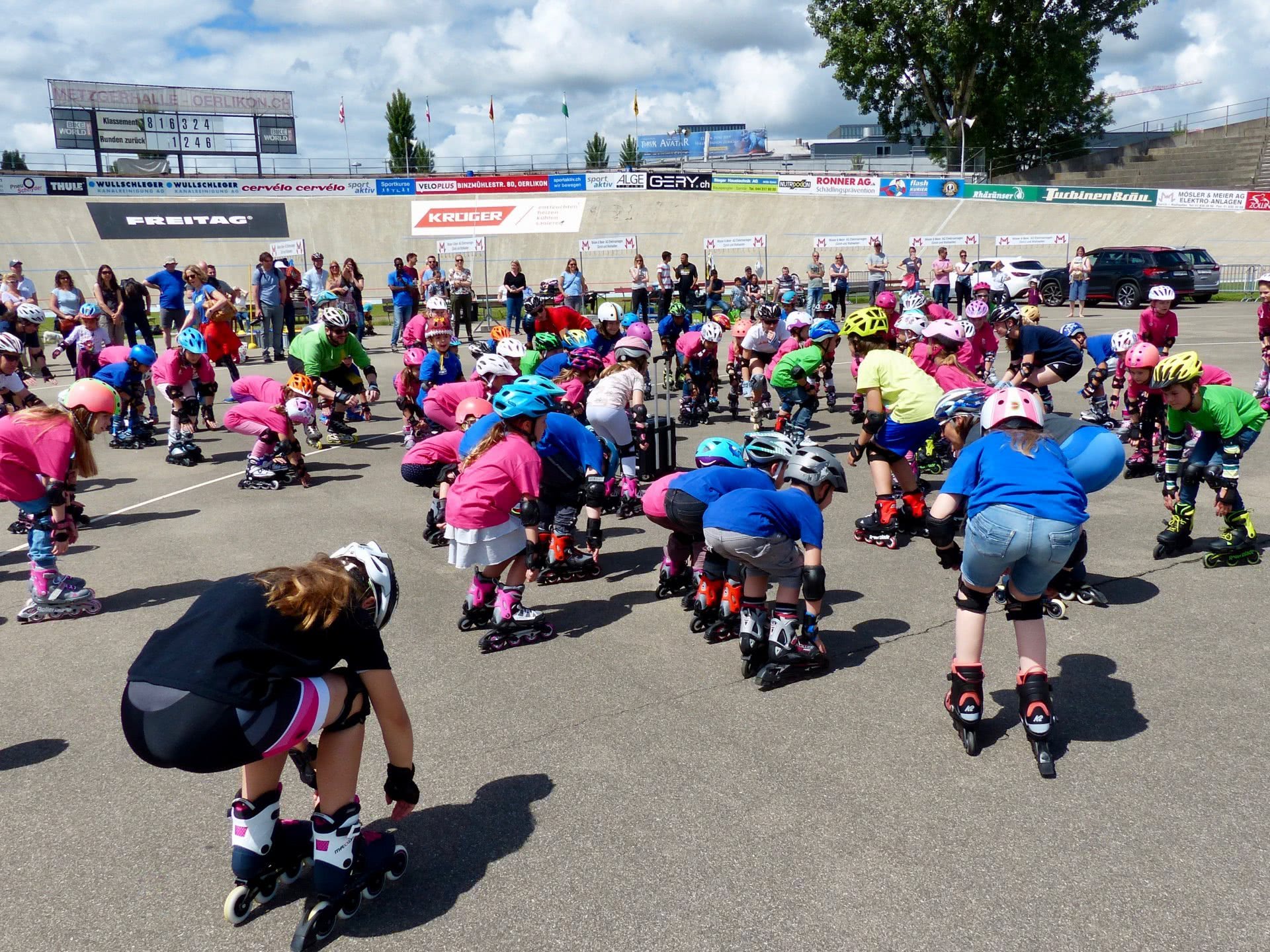 Un gruppo di bambini sui pattini a rotelle durante una flashmob