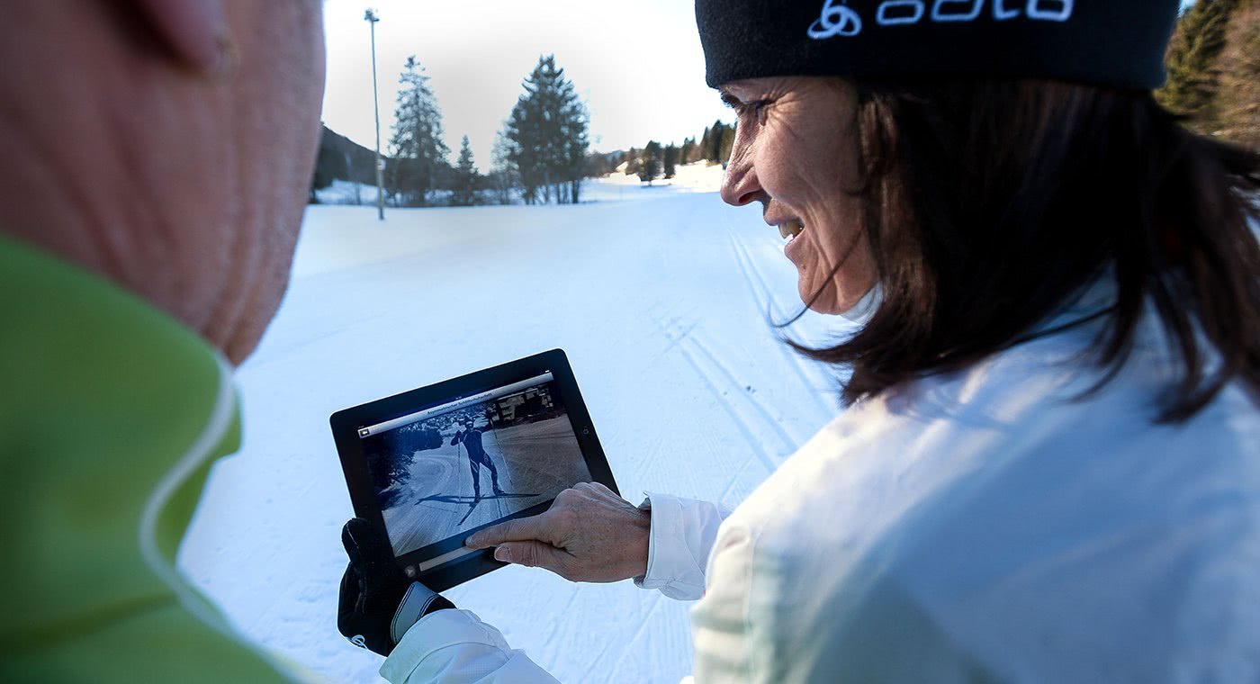 Skilangläufer erkunden die App auf einem Tablet