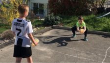 Un enfant essaie de rattraper une balle de ping-pong avec un gobelet.