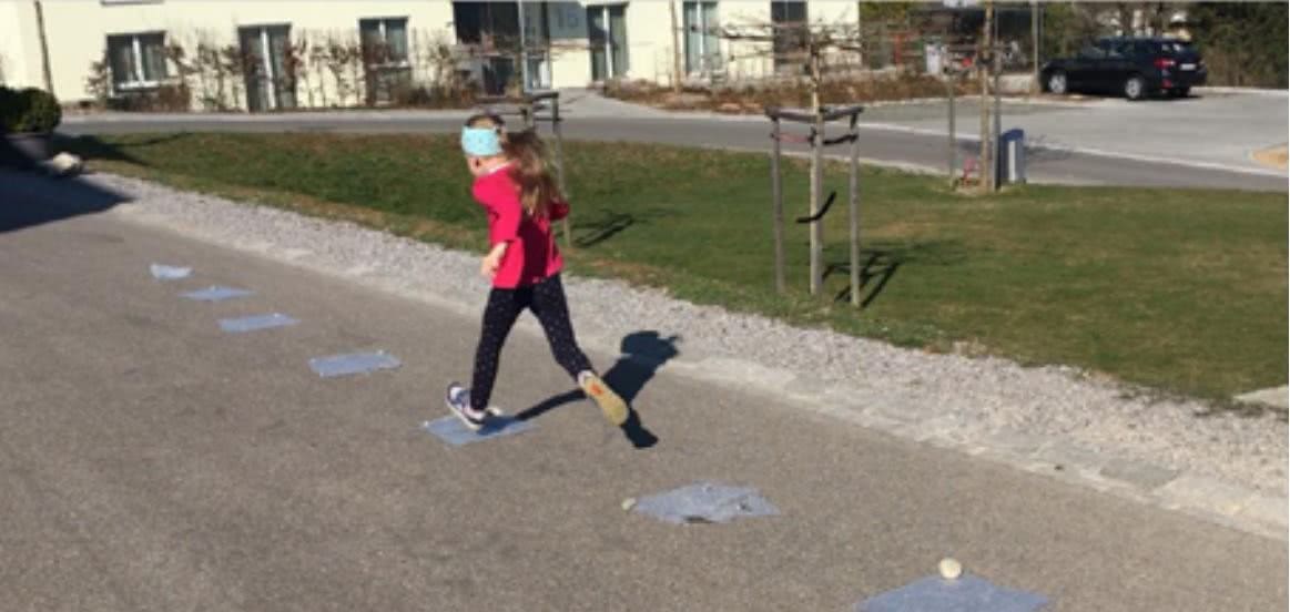 Ein Mädchen läuft über Foline-Quadrate.