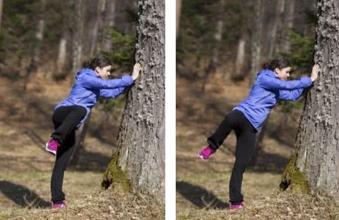 Une jeune femme effectue un exercice de mobilité en forêt.