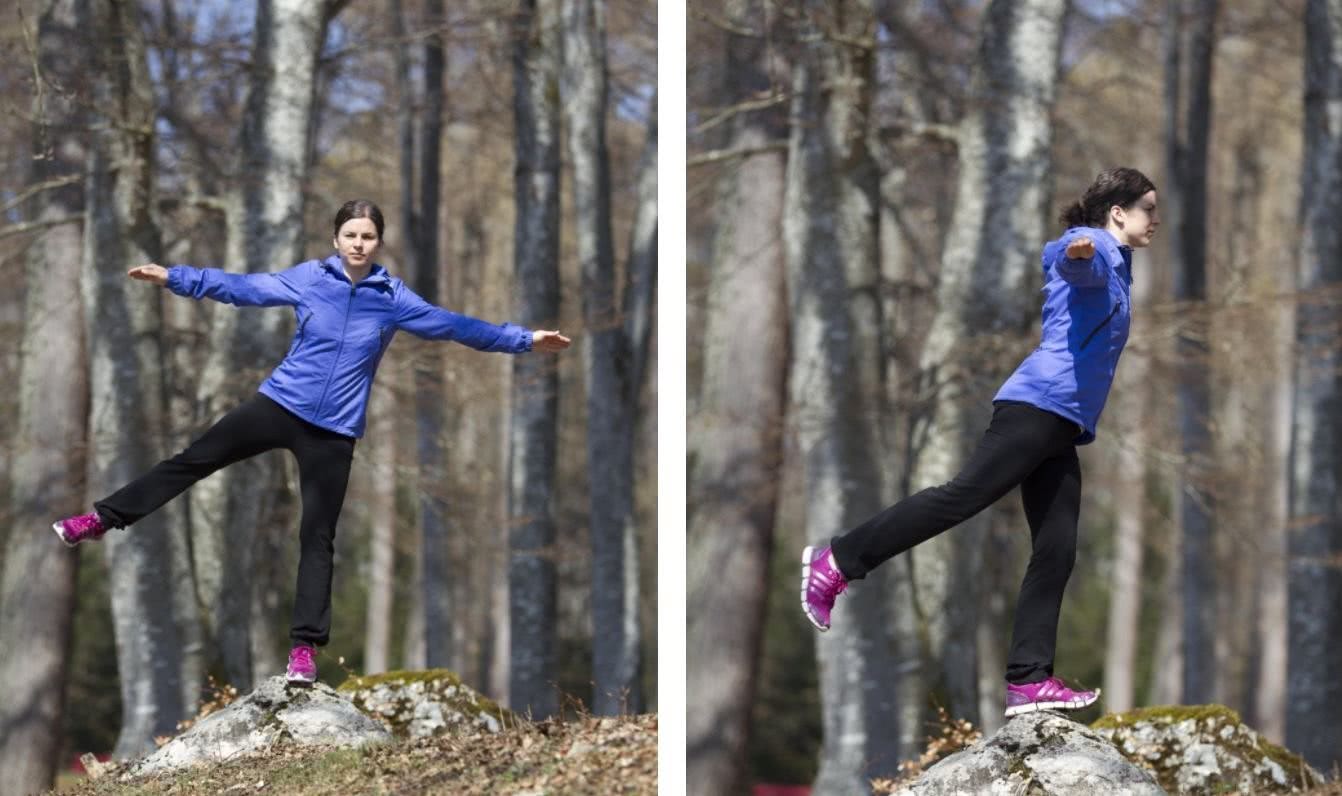 Une jeune femme effectue un exercice de force en forêt.