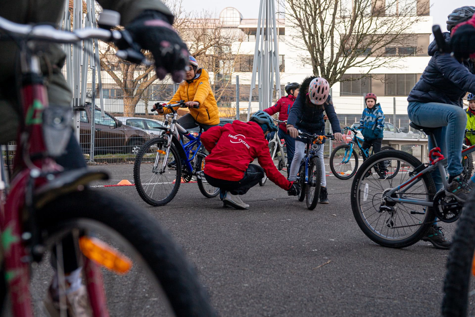 Un expert de Swiss Cycling contrôle le vélo d'un enfant.