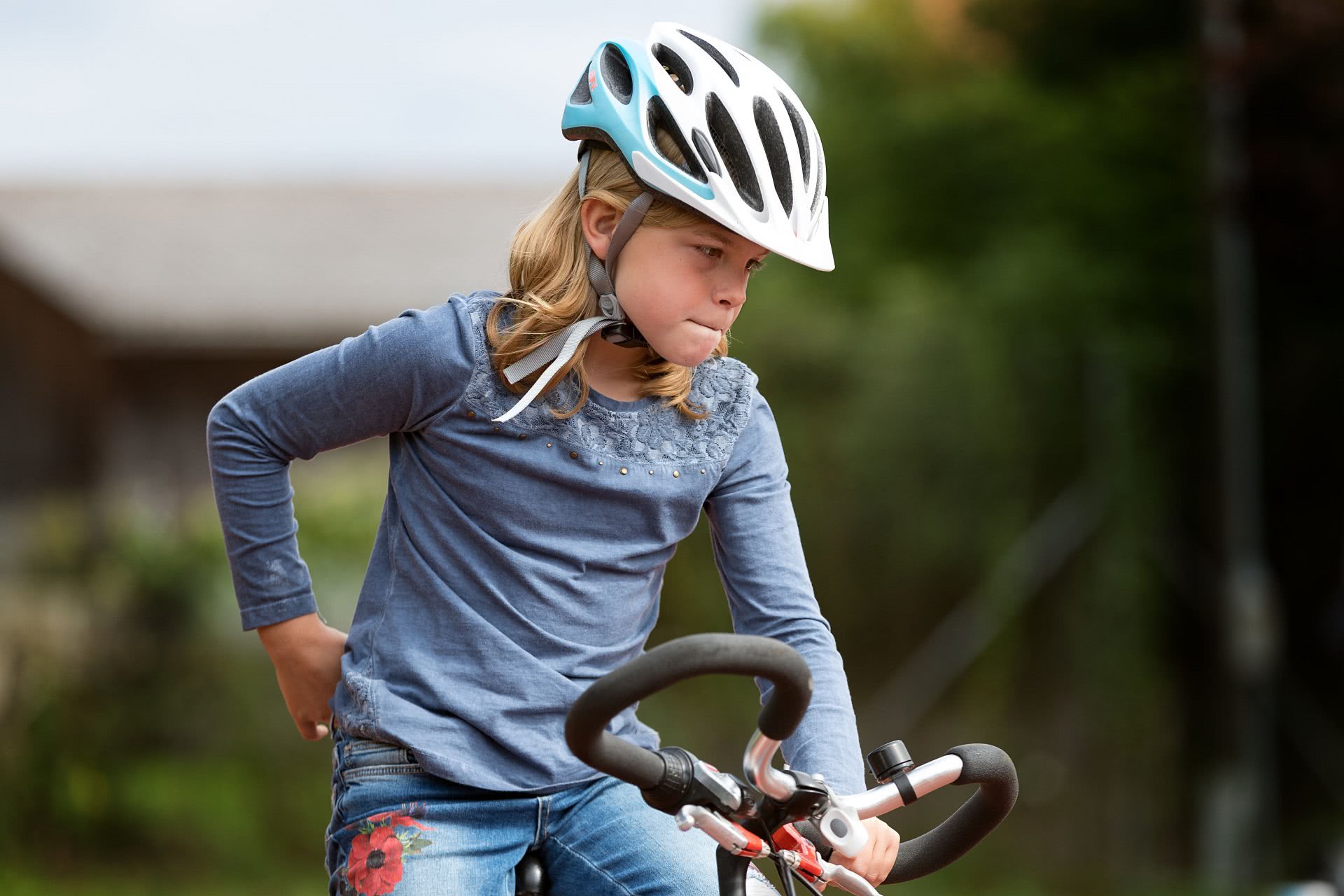 Foto: una bambina su una bicicletta