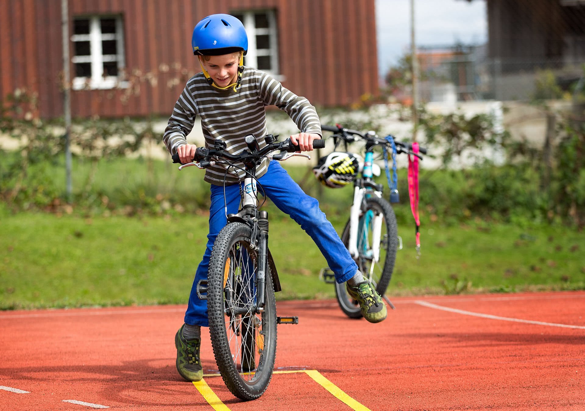 Un bambino deve seguire con la bici un determinato percorso osservato da un esperto
