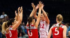 Les joueuses de volley-ball se congratulent après avoir gagné un point.