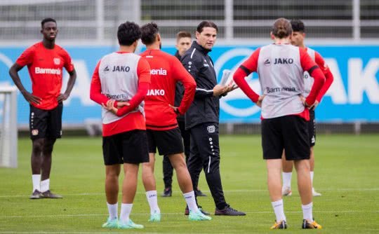 Gerardo Seoane mentre fornisce informazioni ai suoi giocatori del Bayern Leverkusen