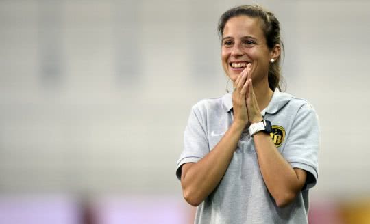 Marisa Wunderlin sorridente nella sua funzione di allenatrice della squadra femminile di calcio YB 