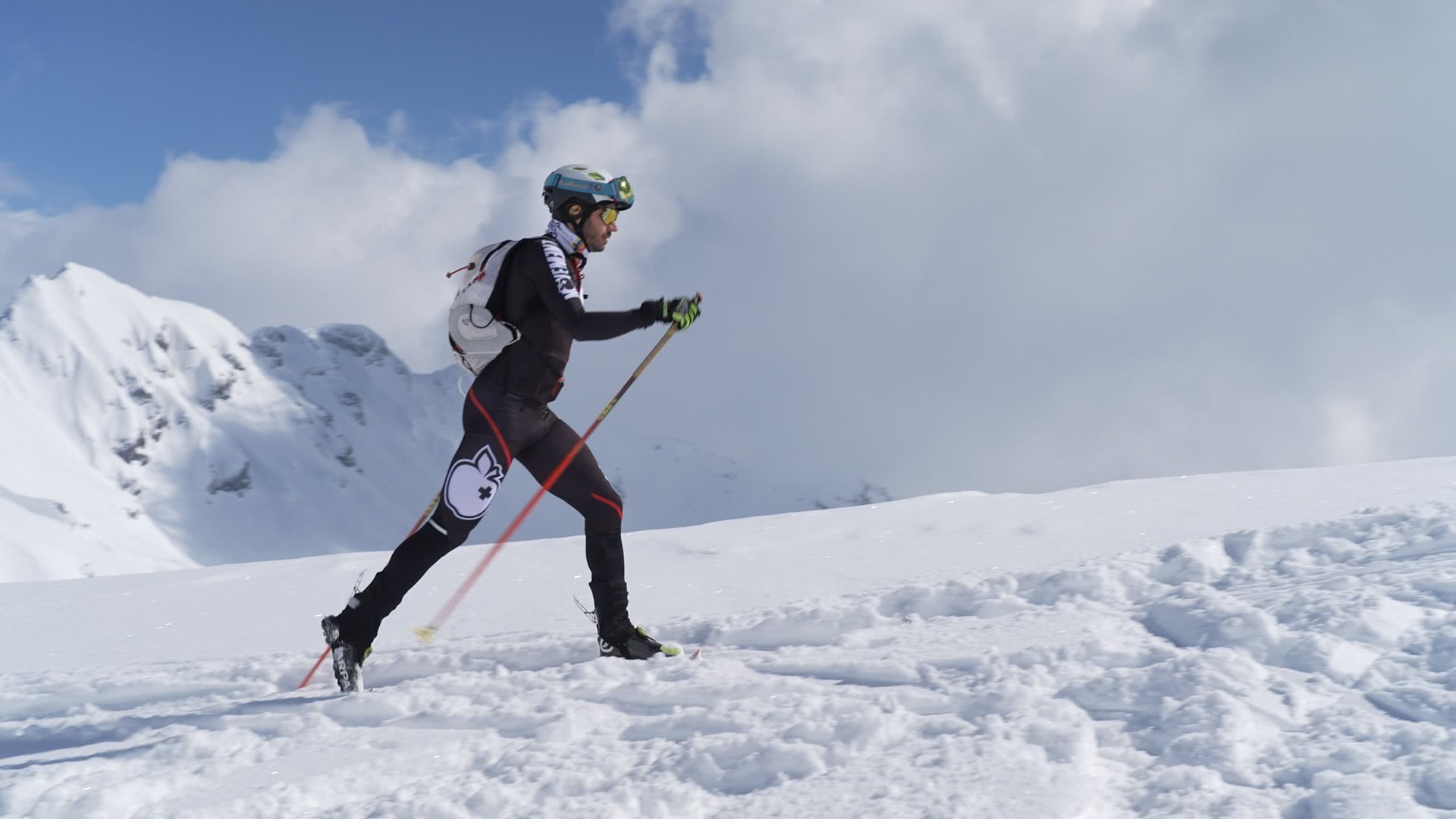 Una persona mentre pratica sci escursionismo su un terreno pianeggiante