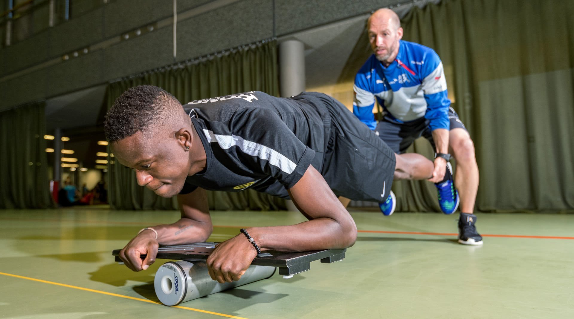 Foto: un fisiosterapista insieme un atleta durante un allenamento di rieducazione