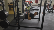 Allenamento della forza durante la formazione professionale – Parte superiore del corpo: Trazioni al TRX