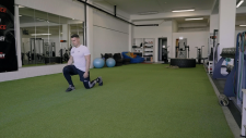 Allenamento della forza durante la formazione professionale – Parte inferiore del corpo: Affondi in camminata