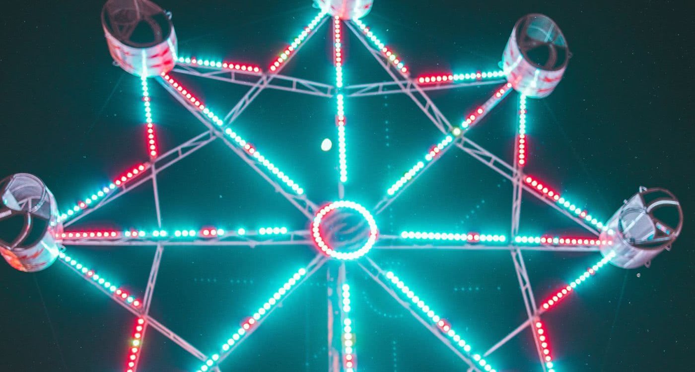Immagine simbolica della rete, una grande ruota illuminata.