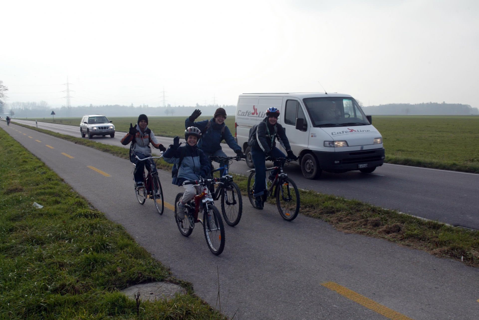 Photo: un groupe roule à vélo sur une piste cyclable.