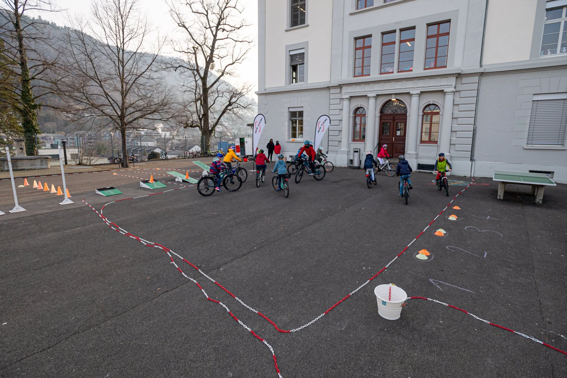 foto: Ragazzi sulla bici davanti alla scuola.
