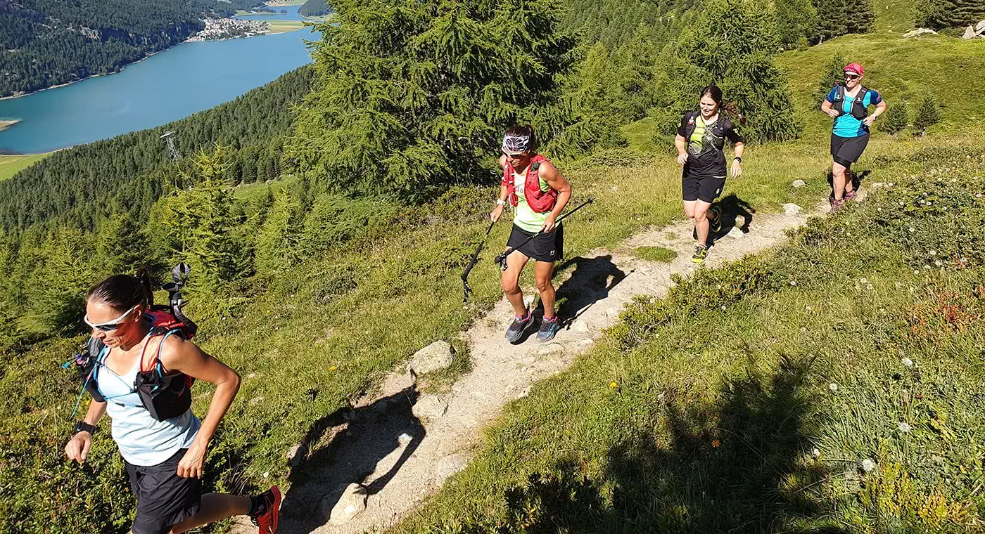 Un groupe de coureuses s'entraînent sur un sentier de montagne.