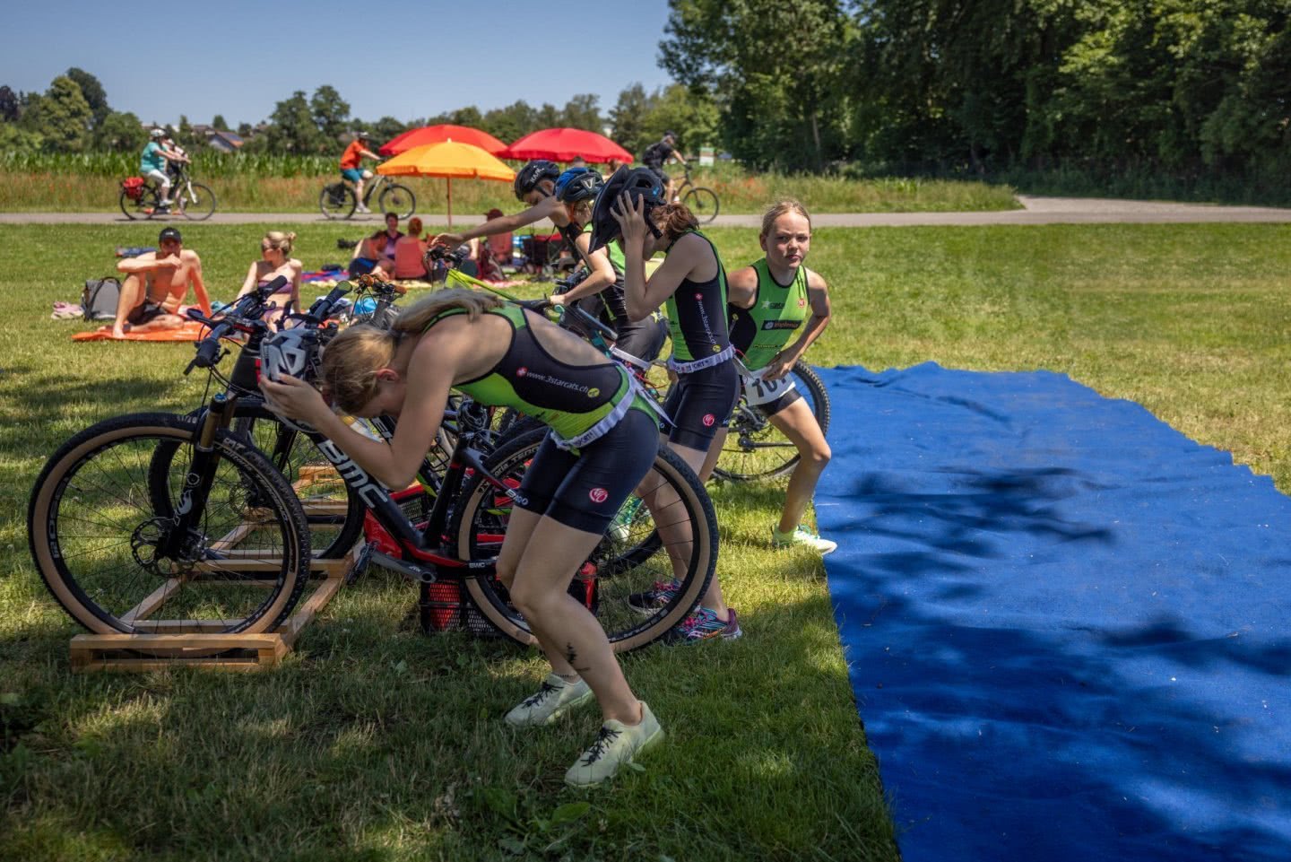 Des athlètes se préparent à monter à vélo dans la zone de transition.