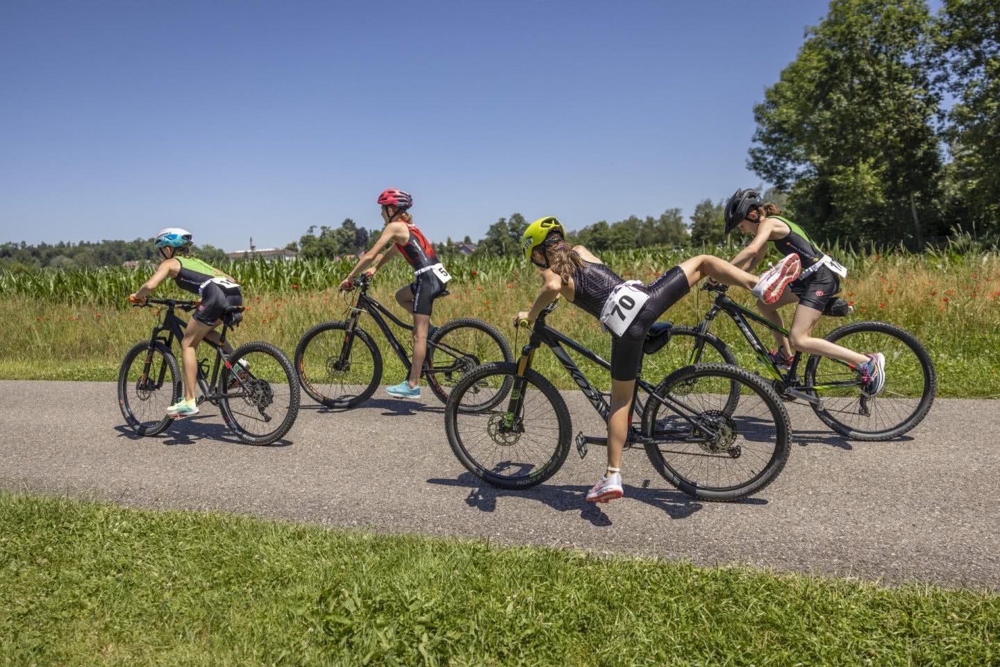 De jeunes filles se déplacent à vélo.