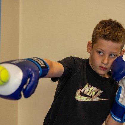 Light contact boxing: Pallina da tennis appesa