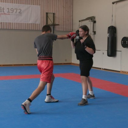 Light contact boxing: Freeze