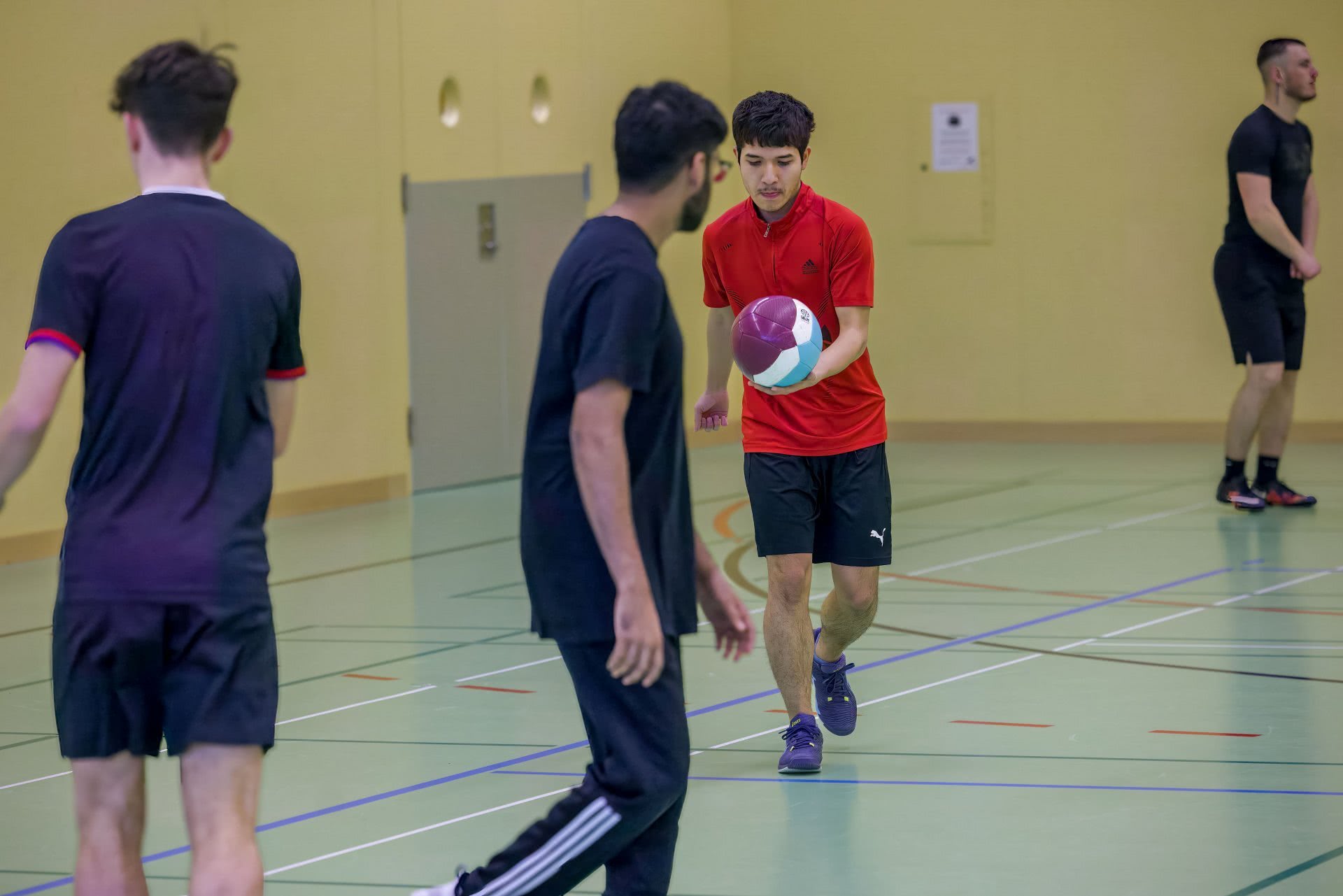 Gaelic Football: Aufwärmformen und Einführung Skills «Passen» und «Solo»