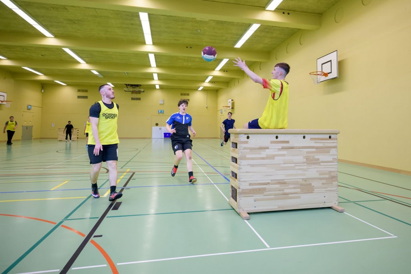 Photo: Des jeunes jouent à une forme de jeu du football gaélique.