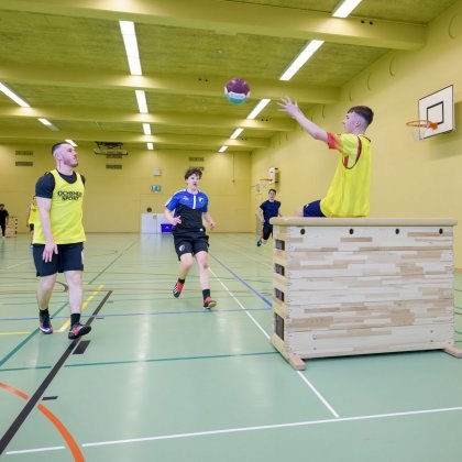 Echauffement – Secondaire I (7e année): Balle brûlée obstacles