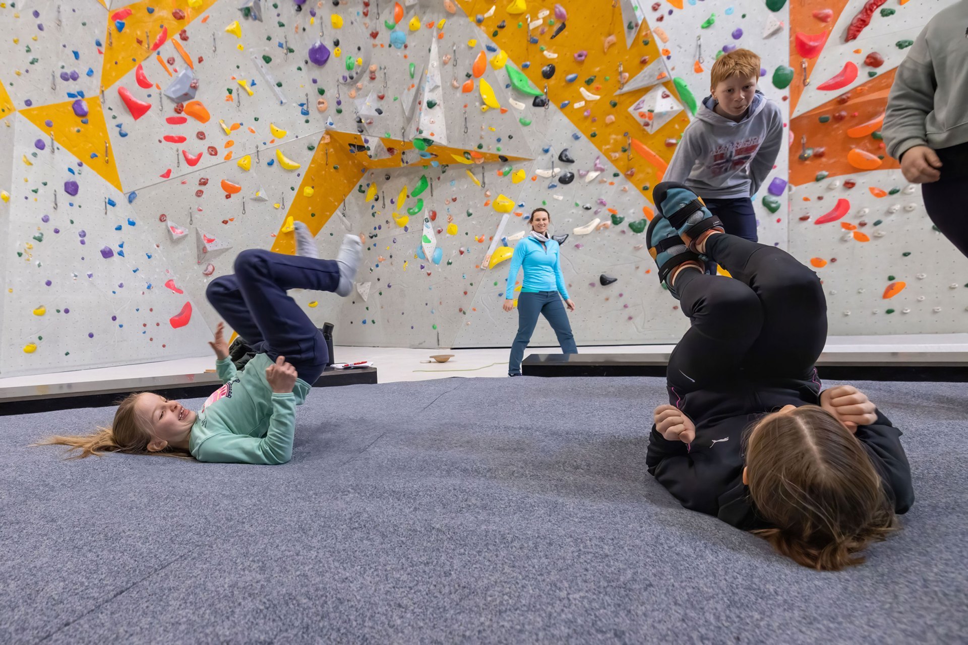 Bambini e giovani sono in grado di rispettare altezze di salto definite e di assorbire l’energia della caduta grazie ad atterraggi e rotolamenti eseguiti con abilità.