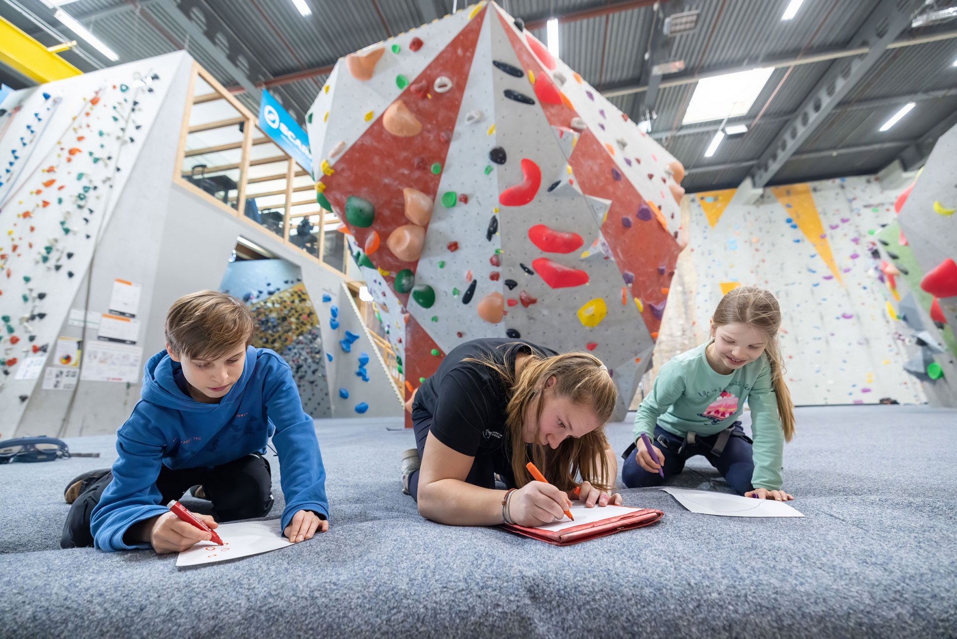 Bambini e giovani sono in grado di pianificare posizioni e movimenti di arrampicata, così
come di percepire i movimenti necessari.
