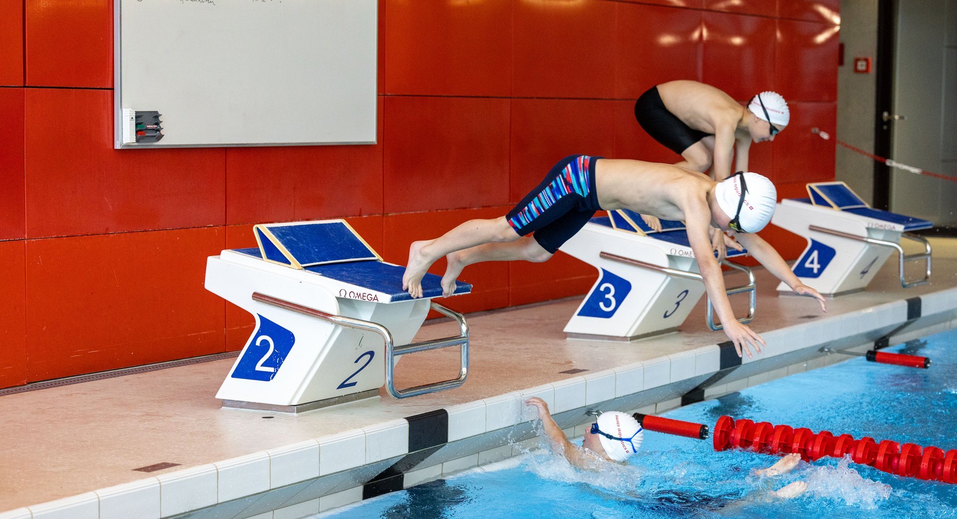 Die Schwimmer/-innen schwimmen schnell und bewältigen Aufgaben im Team
erfolgreich.